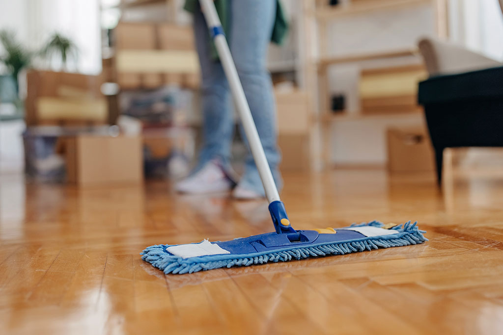 Cleaning hardwood floor