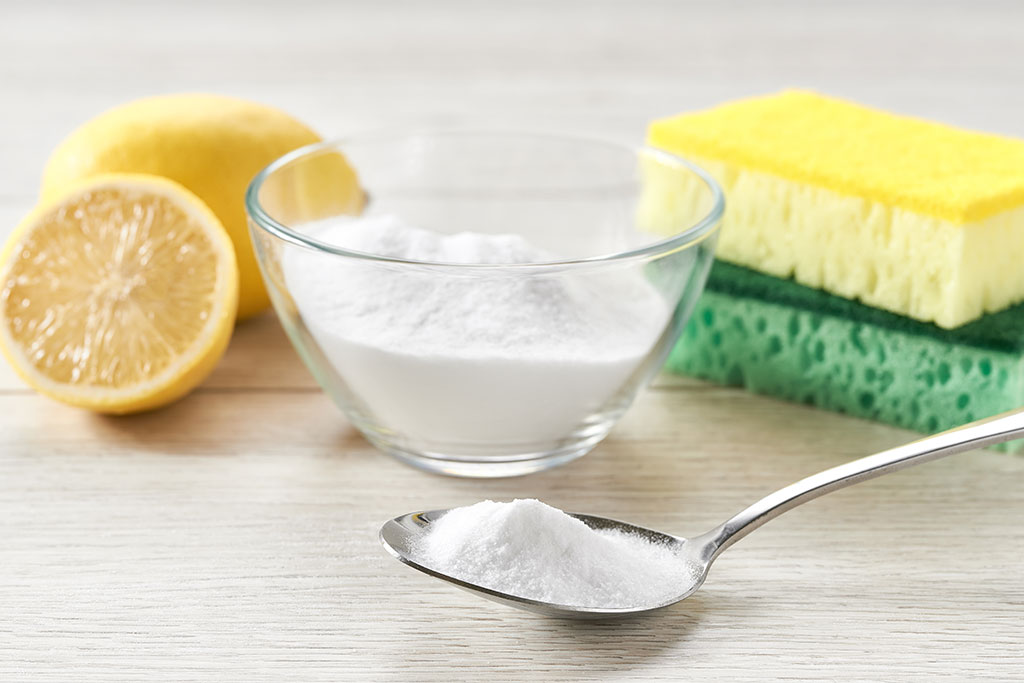 Baking soda and lemon cleaning product