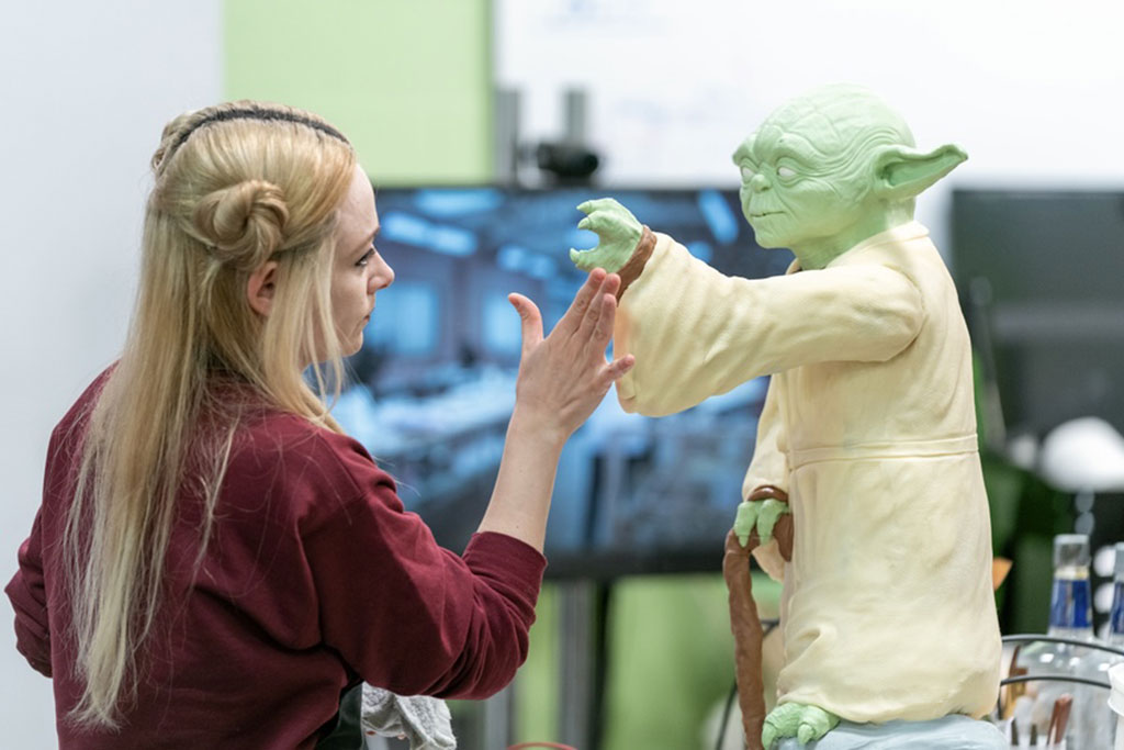 Making Yoda cake
