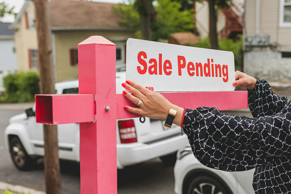 Sale pending sign